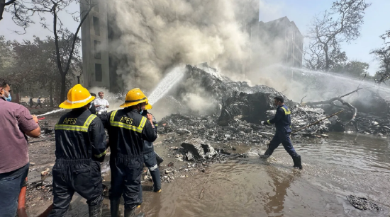 印度一波音787梦想客机坠毁：机上242人全部遇难 地面也有伤亡