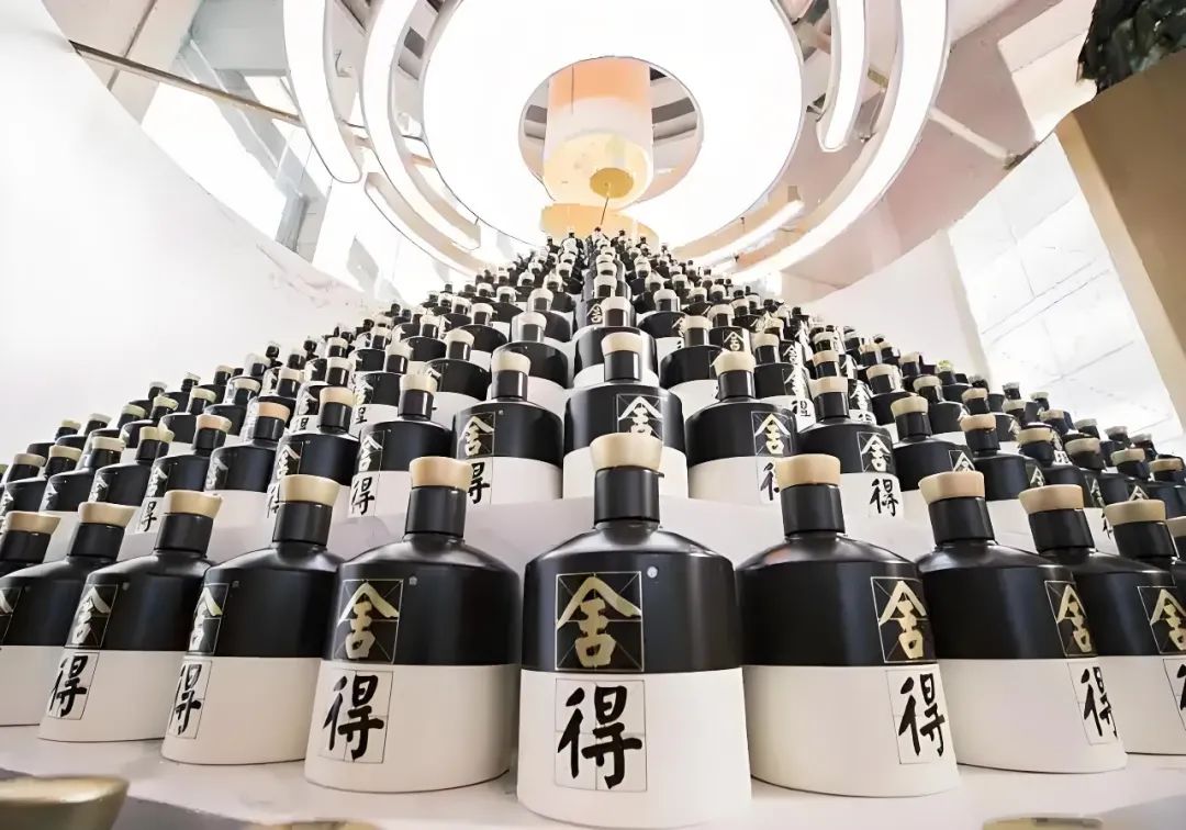 舍得酒业困局，人事地震与业绩暴降背后的双重危机