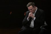 特斯拉股价收涨超3%：特朗普无意沟通，马斯克父亲劝儿子低头