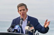 抛弃拜登的民主党人又多一位 众议员在视频会上当面要总统退选