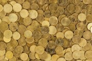 如何个人出售黄金以获取最佳价格？这一过程有哪些注意事项？