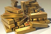黄金贵黄金属与黄金ETF的区别是什么？这种区别对投资策略有何影响？
