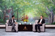 陈吉宁会见美国城堡证券首席执行官赵鹏