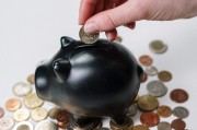 如何安全投资黄金以规避风险？这些投资策略有哪些注意事项？
