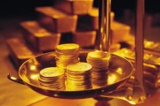 纸黄金的进出价格如何确定？这种确定方式受哪些因素影响？