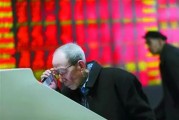 如何理解期权波动率微笑并进行投资决策？这种现象在市场中的普遍性和影响如何？
