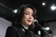 韩媒：负责调查金建希“收受名牌包”事件反腐官员在家中身亡，现场发现“遗书”