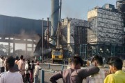 印度中部一工厂烟囱坍塌 超20人被困废墟