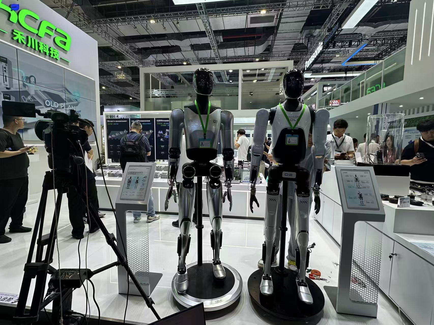 涉及光刻胶、高端机床……上海发布首批中试平台 机器人“吸睛”落地应用加速｜直击2025上海工博会